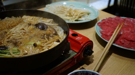 La table avec le sukiyaki